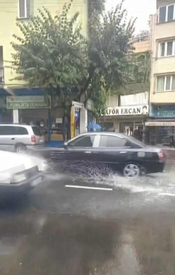 Bursada Yağış Bir Anda Etkisini Gösterdi