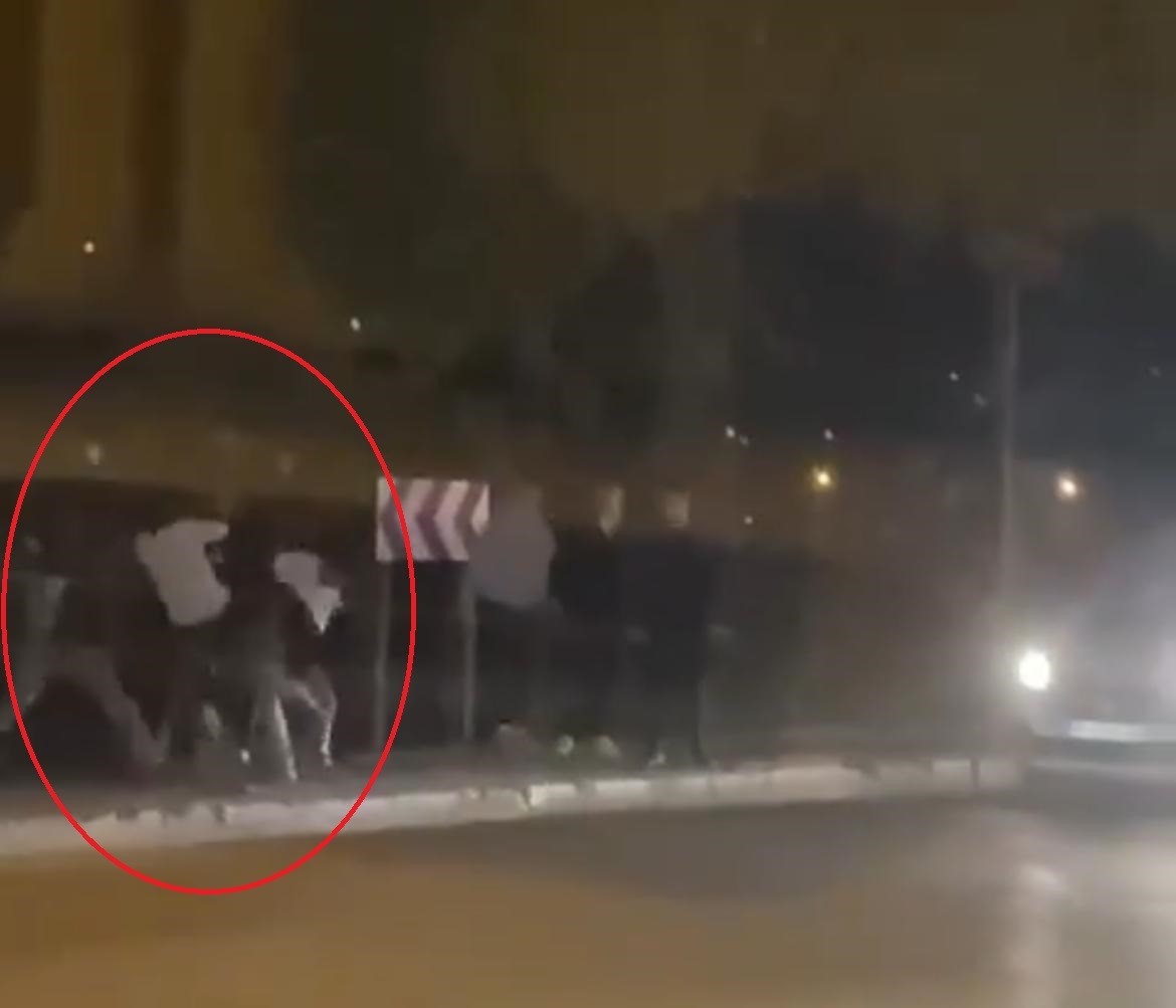 Bursada ‘Yan Bakma Kavgası Kamerada: Caddeyi Boks Ringine Çevirdiler