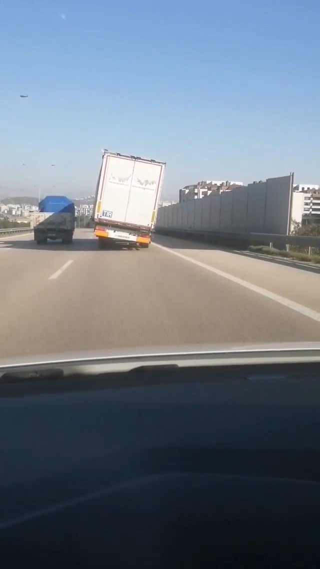 Bursada Yan Giden Dorse Görenleri Şaşkına Çevirdi