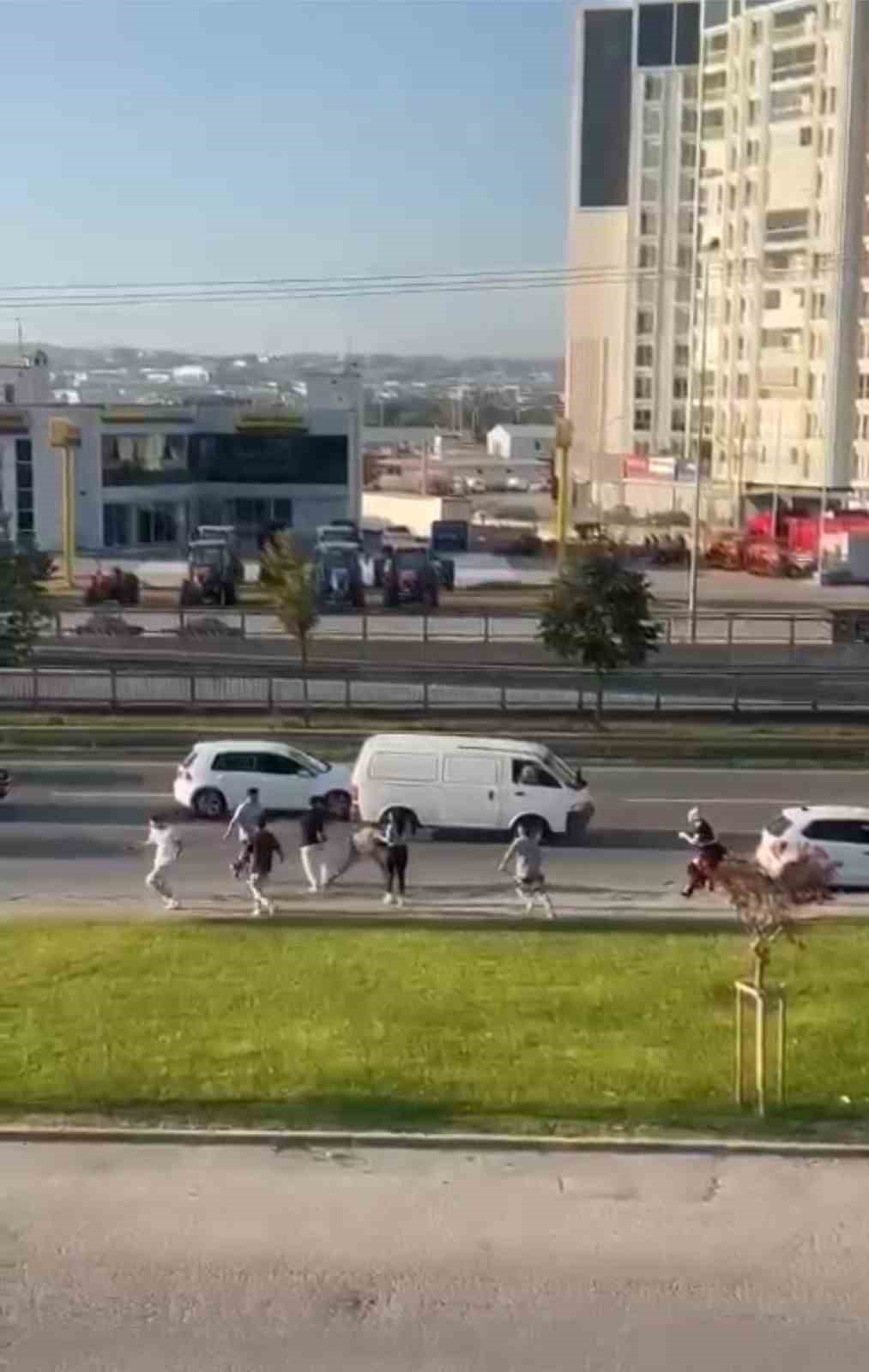 Bursada Yol Ortasında Birbirlerine Acımasızca Vurdular