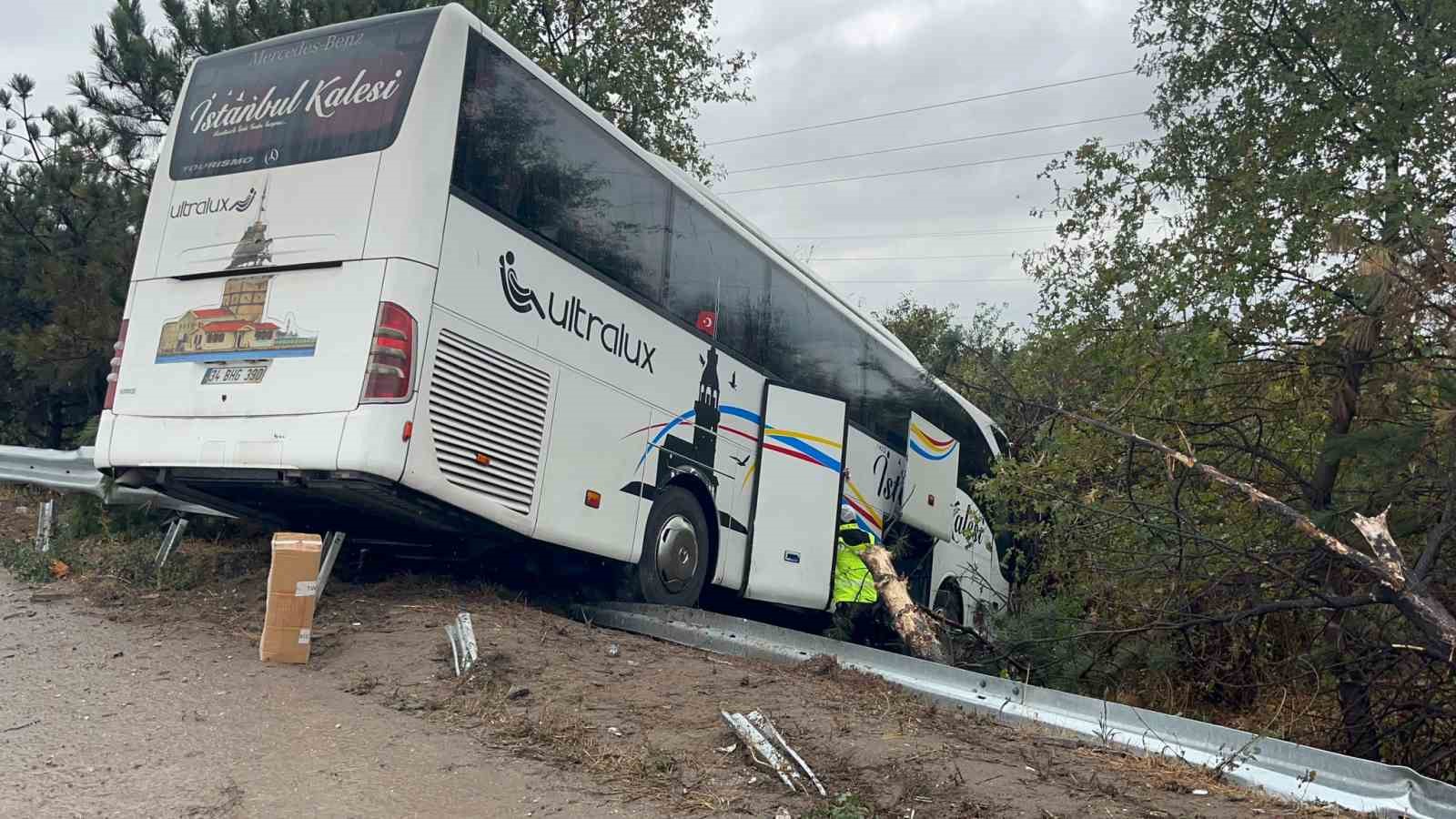 Bursada Yolcu Otobüsü Şarampole Uçtu: 2 Yaralı