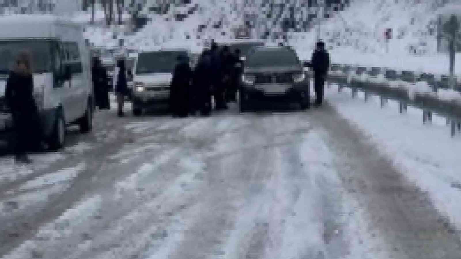 Bursada Yolda Kalan Araçlara Vatandaşlar Yardım Etti