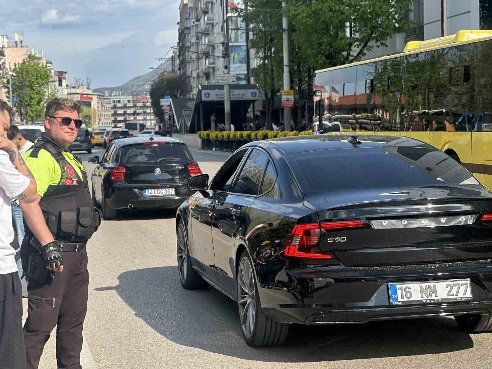 Bursada Yolun Karşısına Geçmek İsteyen Yayalara Motosiklet Çarptı