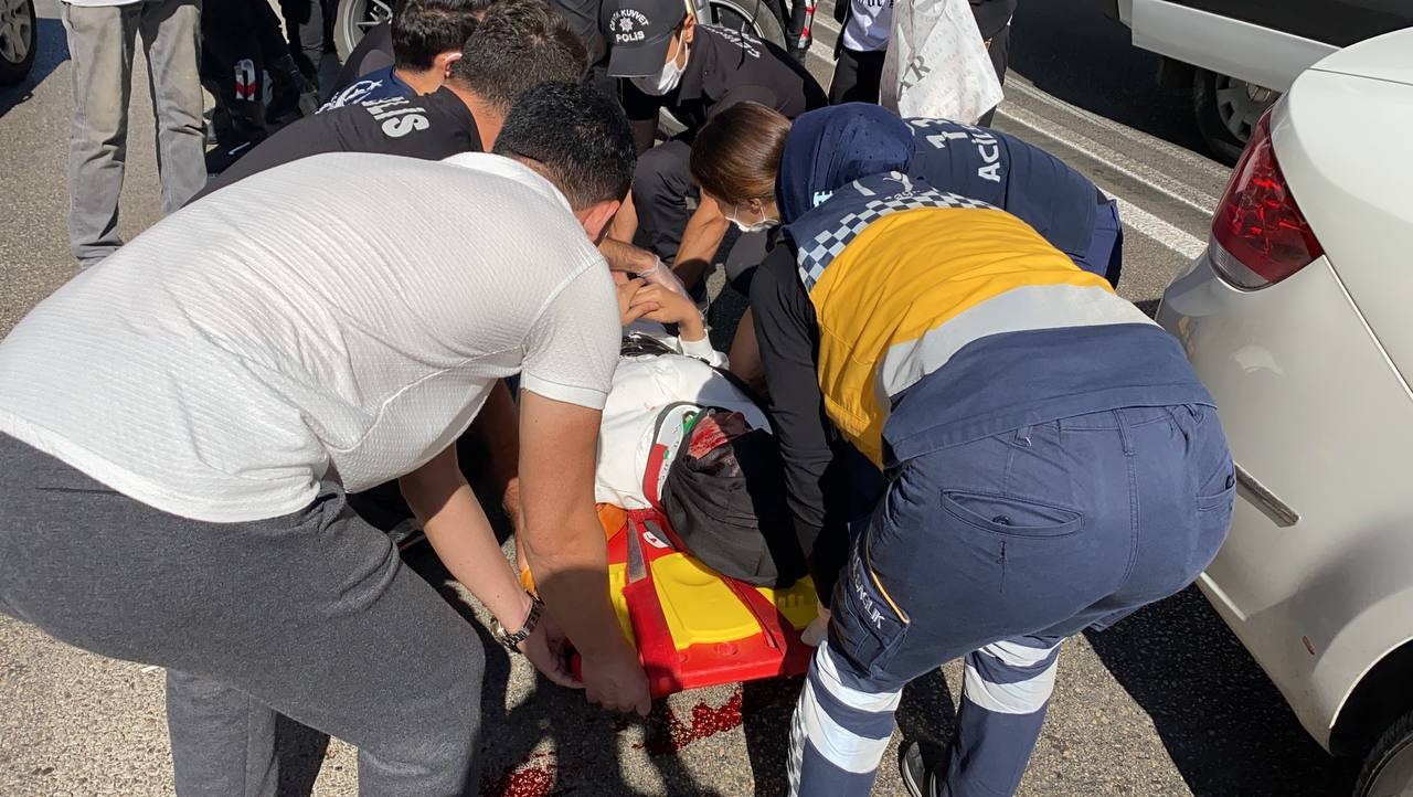 Bursada Yolun Karşısına Geçmeye Çalışan Kadına Otomobil Çarptı : 1 Ağır Yaralı