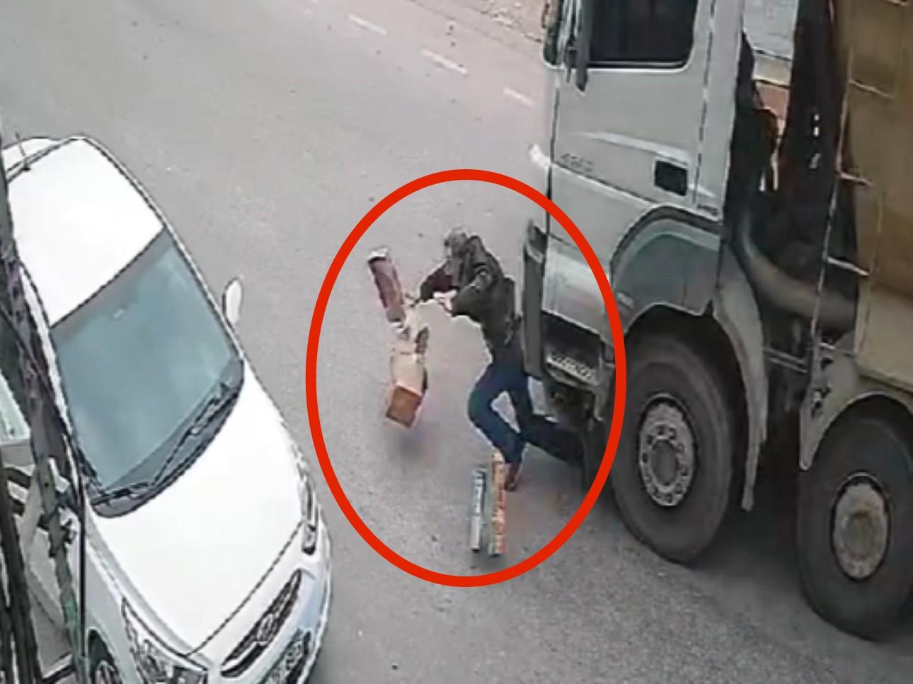 Bursada Yolun Karşısına Geçmeye Çalışan Yaya Hafriyat Kamyonunun Altında Kaldı
