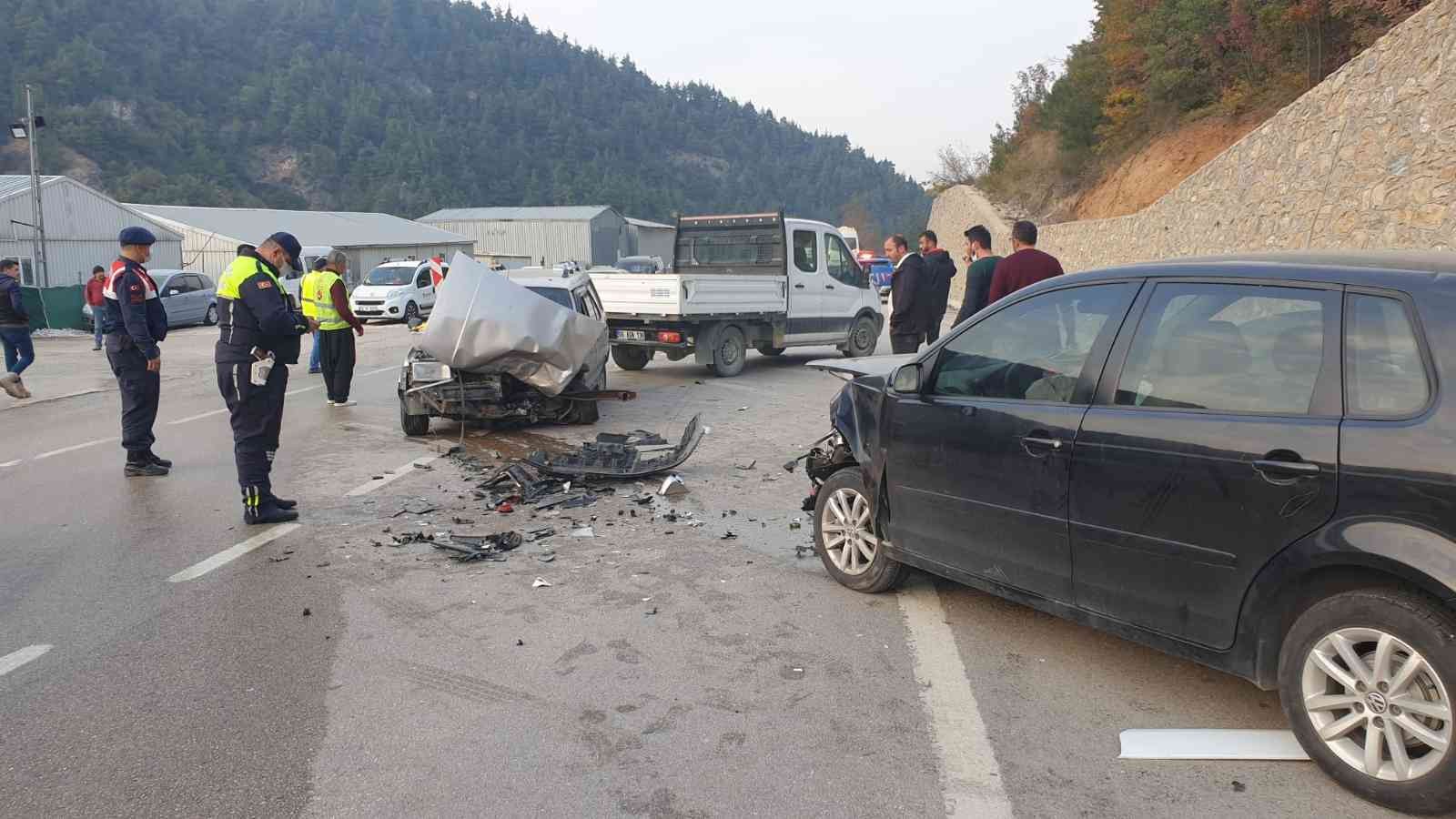 Bursada Zincirleme Kaza: 2 Otomobil Ve 1 Servis Aracı Çarpıştı