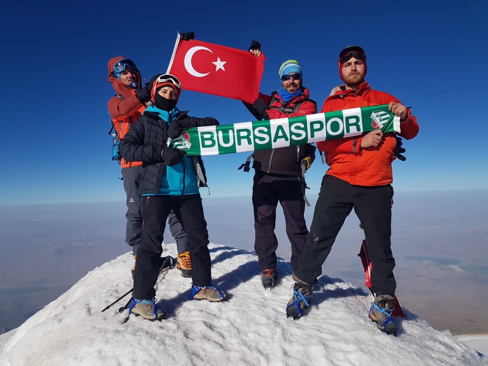 Bursalı Dağcılar Ağrı Dağı Zirvesinde