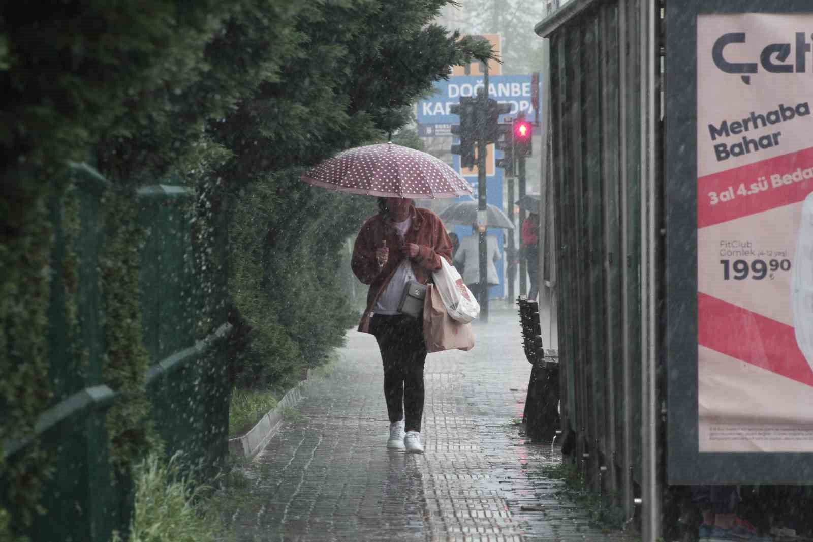Bursalılar Sağanak Yağışa Yakalandı