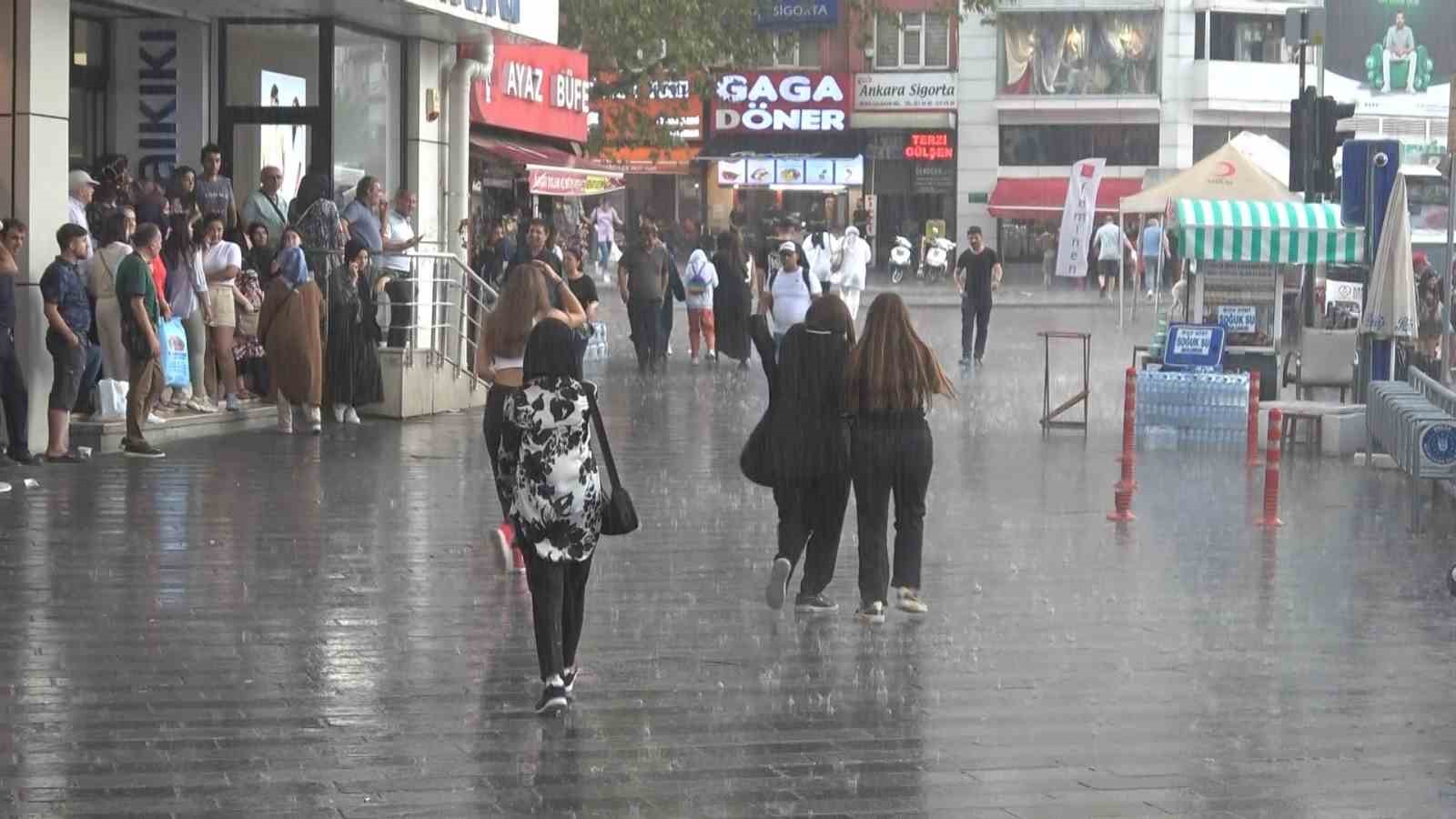 Bursalılar Yağmura Hazırlıksız Yakalandı