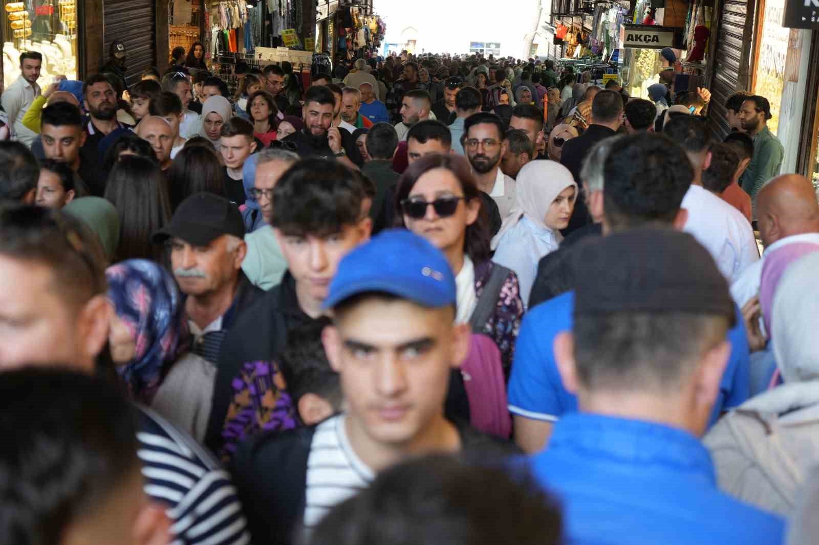 Bursanın Tarihi Mekanlarında Adım Atacak Yer Kalmadı
