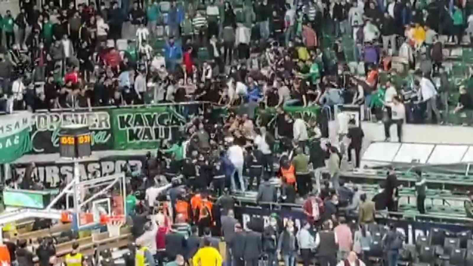 Bursaspor - Beşiktaş Maçında Taraftarlar Arasında Kavga