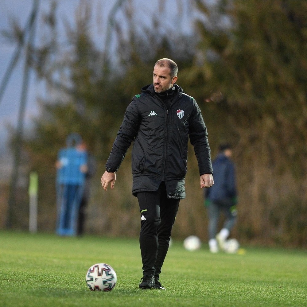 Bursaspor Teknik Direktörü Mustafa Er Kadro Kurmakta Zorlanıyor