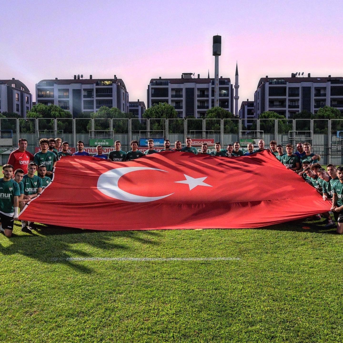 Bursasporlu Futbolcular 30 Ağustos Zafer Bayramını Kutladı