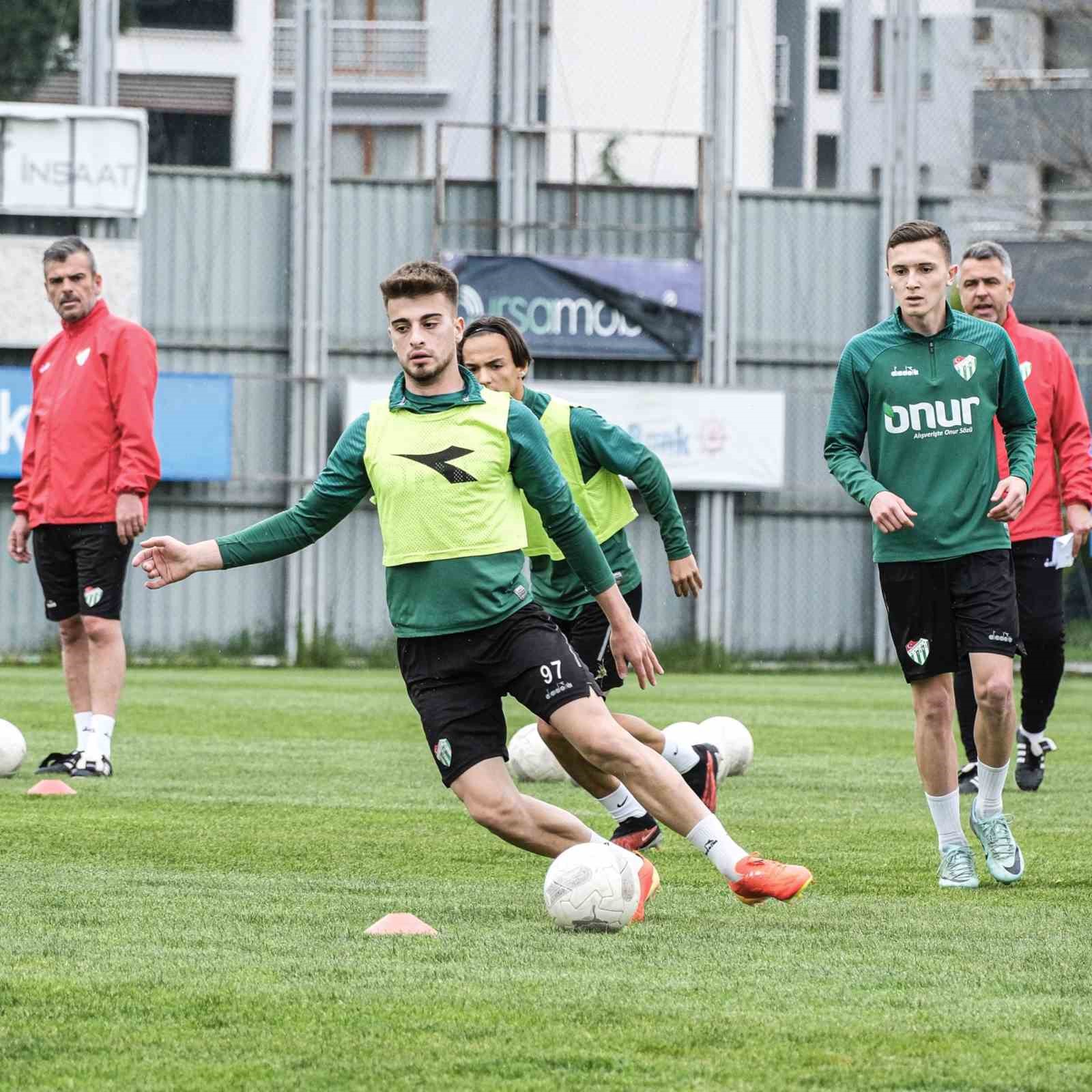 Bursasporlu Futbolcular Pes Etmiyor