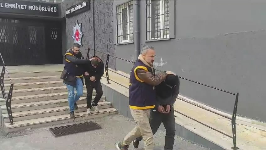 Çaldıkları Aracın Yakıtı Bitince Yenisini Çalan Hırsızlar Tutuklandı