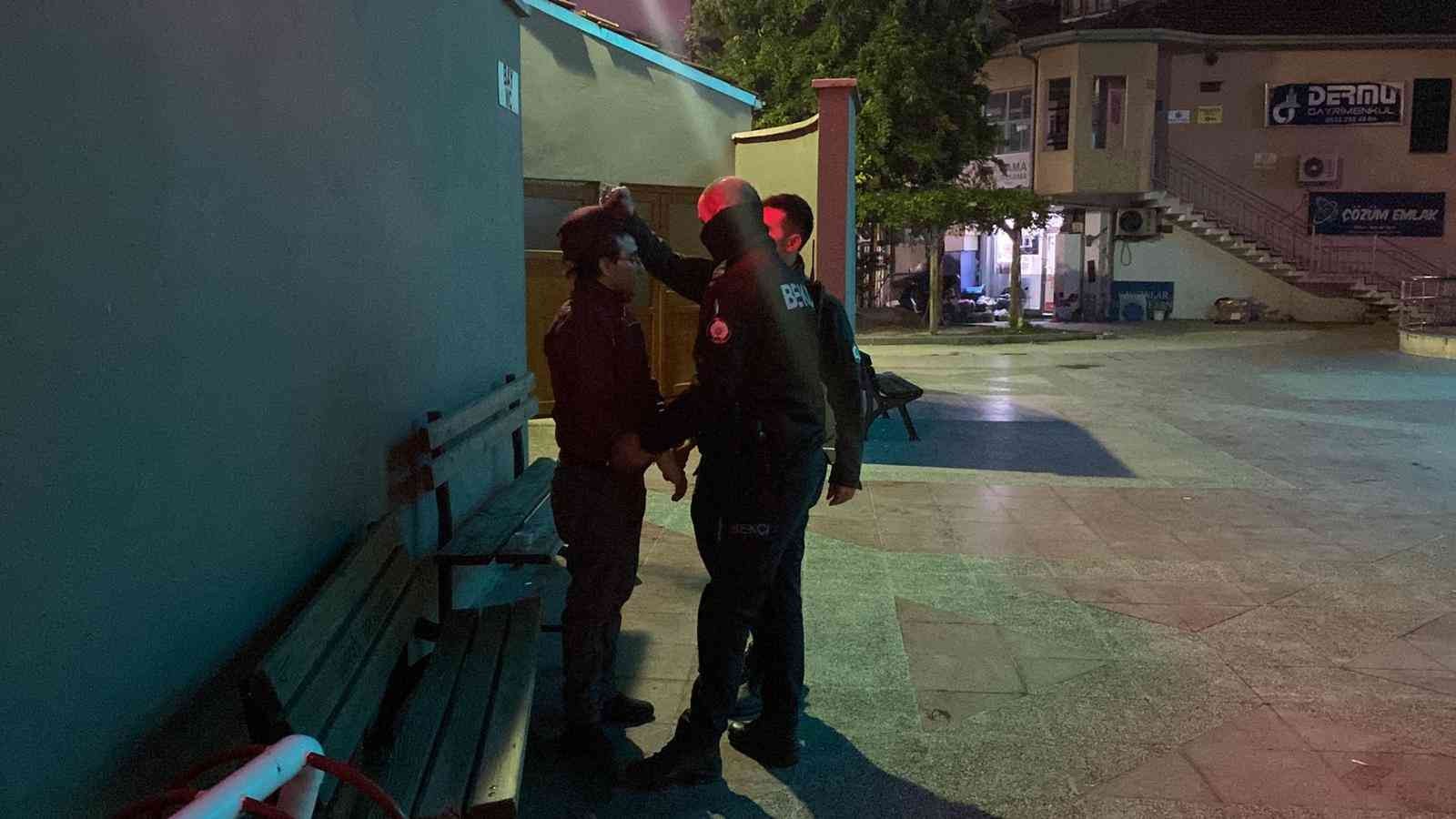 Camiye Giren Hırsız Kovalamacayla Yakalandı, Üzerinden Uyuşturucu Çıktı