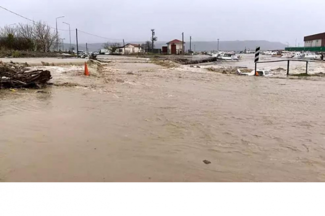 Çanakkale'de sağanak; Kepez Çayı taştı