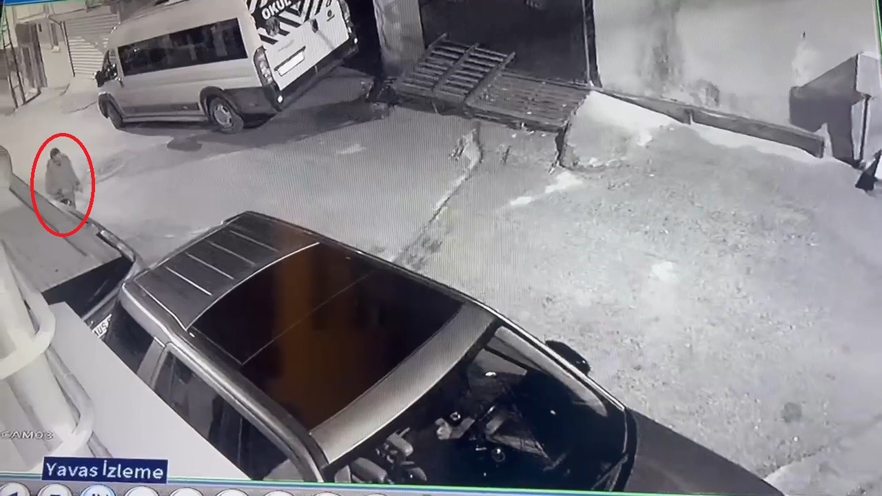 Canı Sıkılan Adam Sokaktaki Otomobillere Zarar Verdi