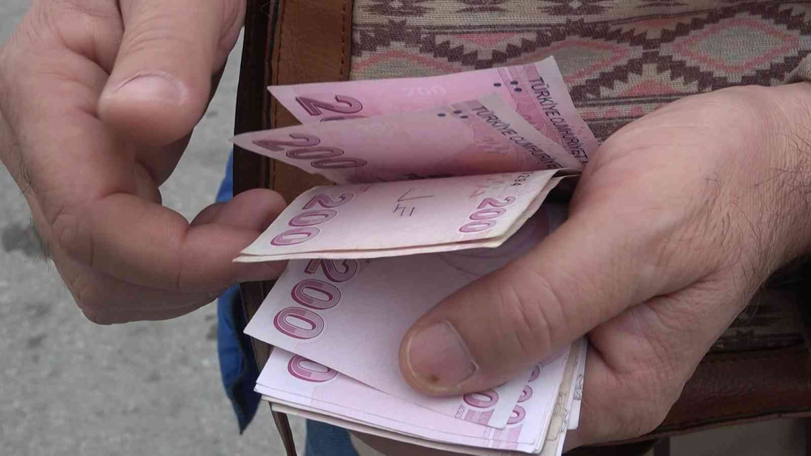 Çaresiz Kaldı, Çaresiz Bırakmadı: Yolda Bulduğu Para Dolu Çantayı Karakola Teslim Etti