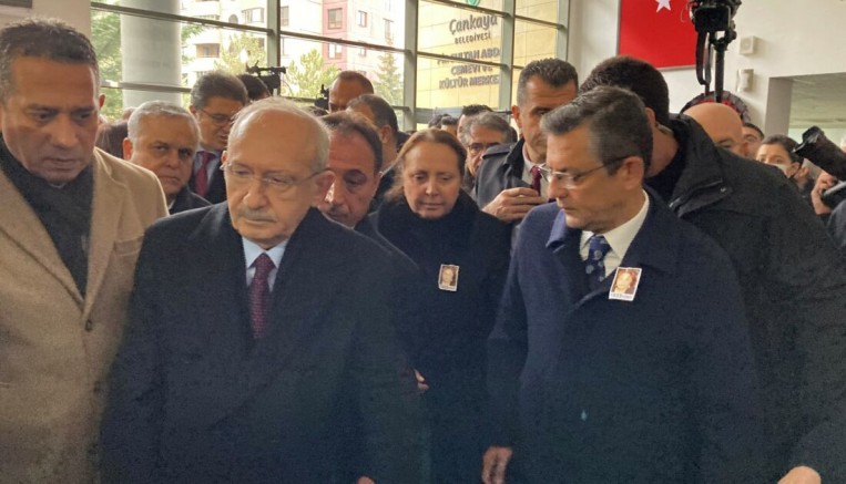 Cenaze töreninde ayaküstü görüştüler!