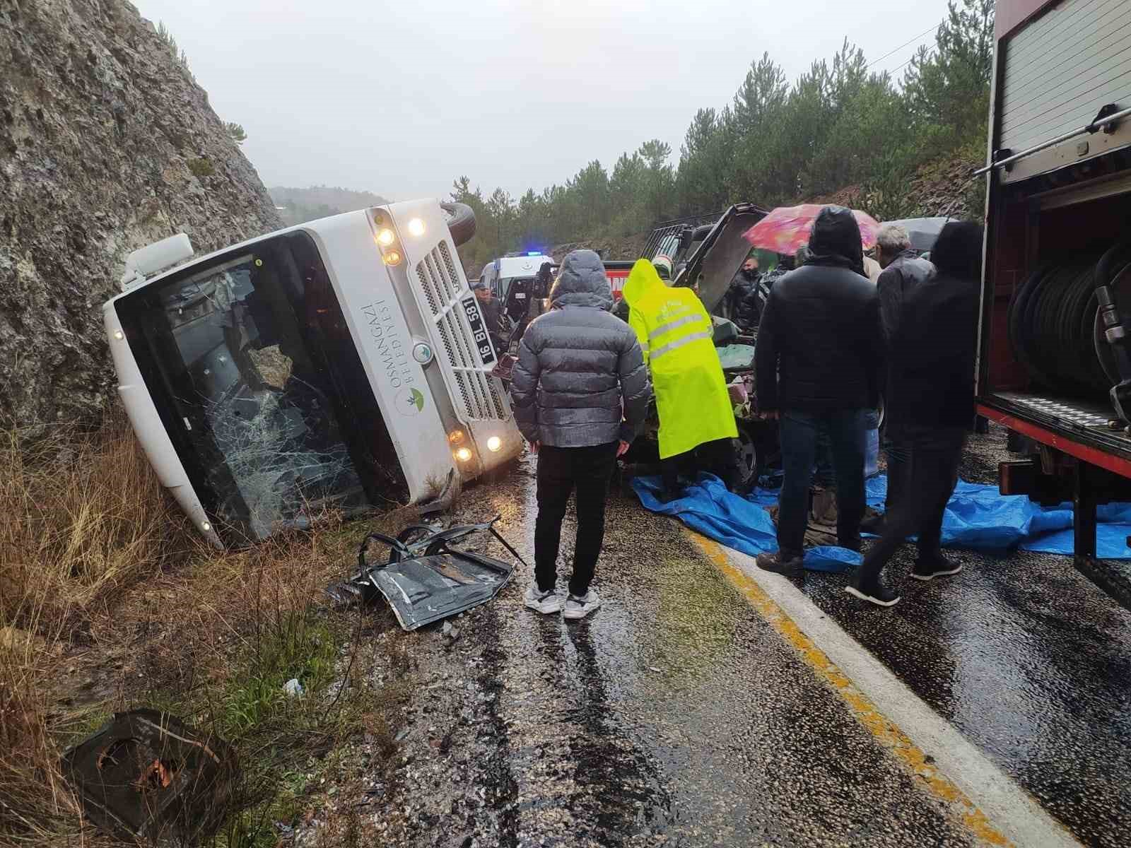 Cenazeye Gidenleri Taşıyan Midibüs İle Otomobil Çarpıştı: 1 Ölü, 3 Yaralı…(Düzeltme)