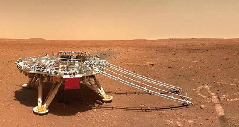 Çin'in Mars Keşif Aracı Zhurong, Kızıl Gezegen'den Fotoğraf Gönderdi