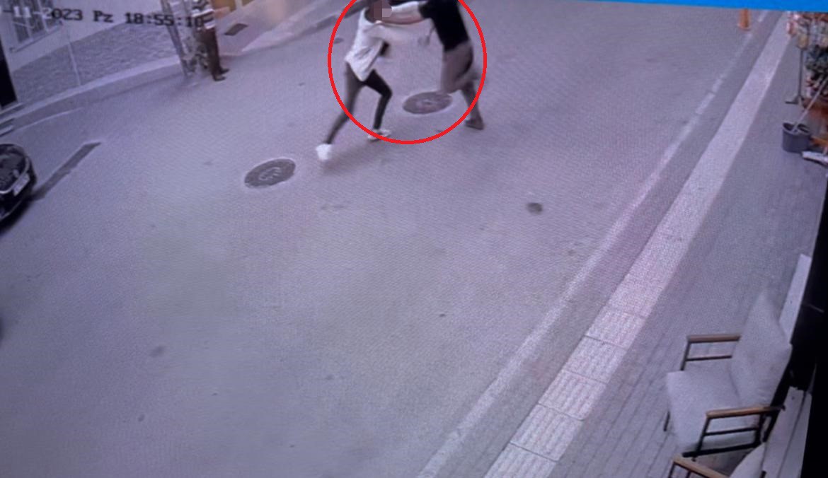 Cinayet Anı Kameraya Yansıdı: Yanına Yaklaşıp Bıçakladı