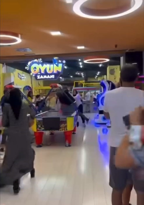 Çocuklarını Oyun Parkına Götüren Aileler Birbirine Girdi