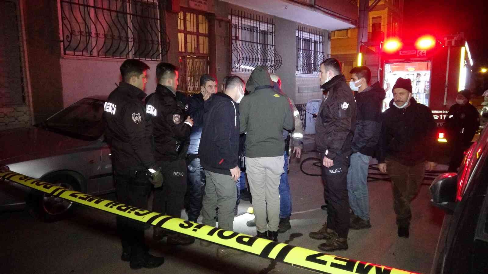 Çocuklarının Gözü Önünde Karısını Bıçaklayarak Öldürdükten Sonra Evi Ateşe Verdi
