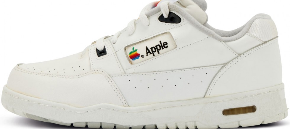 Çok nadir bulunan Apple logolu ayakkabı rekor fiyata satışa çıkarıldı!