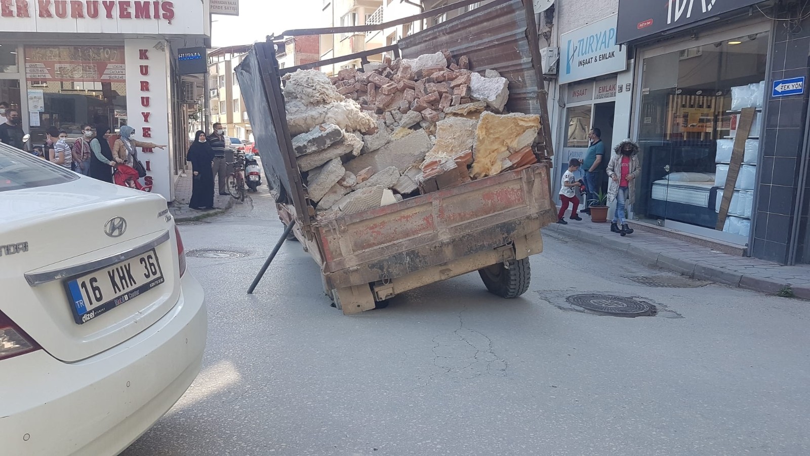 Çöken Yola Saplanan Römorka Demir Çubuklu Önlem