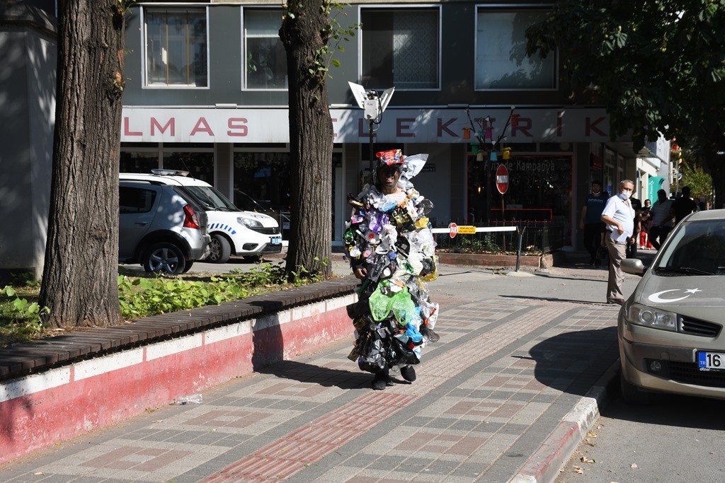 Bursa'da Çöpler Sokaklarda Böyle Yürüdü!