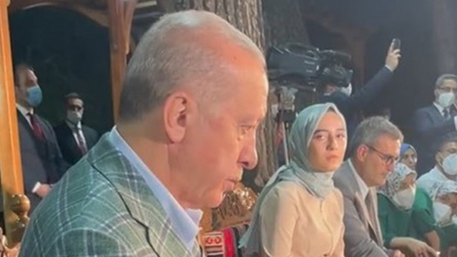 Cumhurbaşkanı Erdoğan, şiirini dinlerken gözyaşlarını tutamadı
