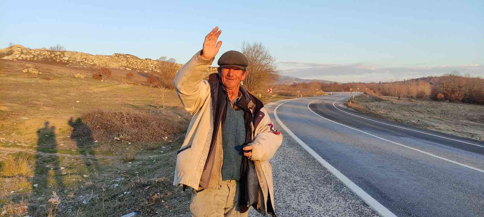 Dağ Başında Kulübesinde Kalıyor, Gelip Geçene El Sallıyor