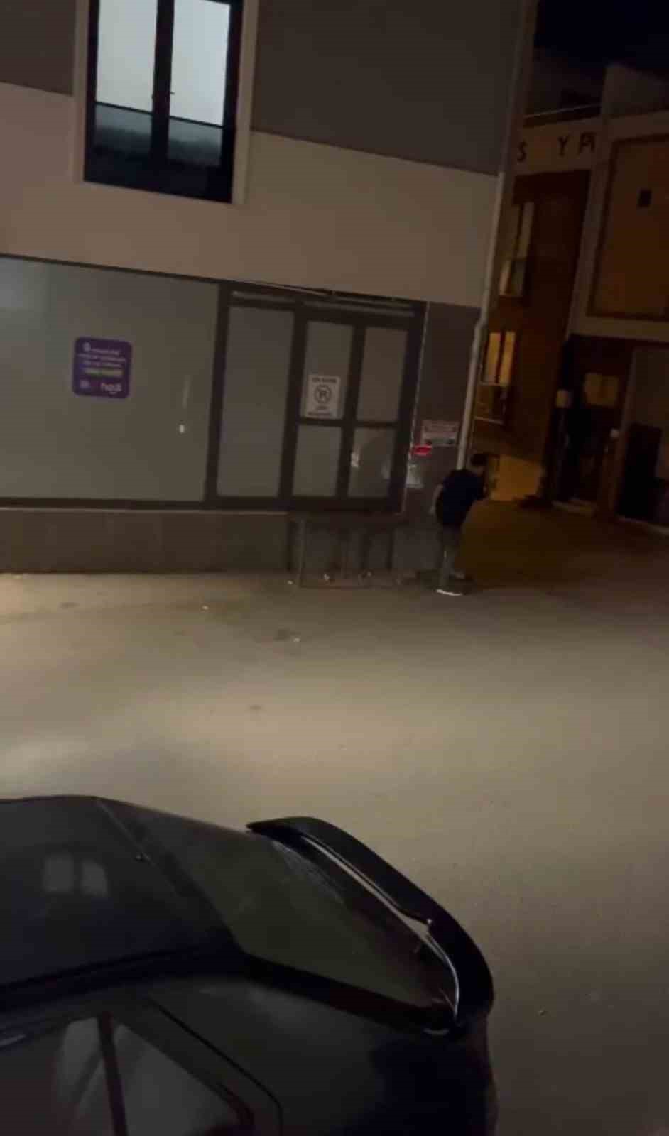 Dakikalarca Duvarı Tekmeledi, Kimse Anlam Veremedi