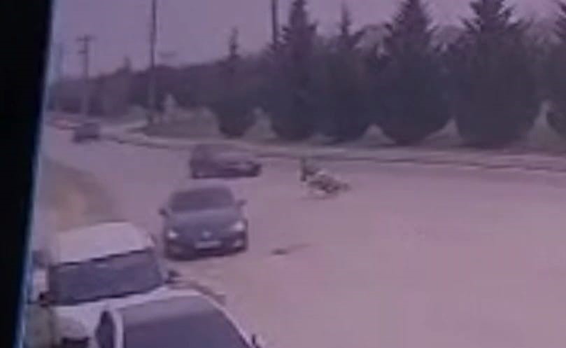 Dengesini Kaybedip Düşen Motosiklet Sürücüsü Otomobilin Altında Kaldı