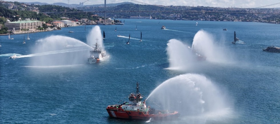 Denizcilik ve Kabotaj Bayramı’nda İstanbul Boğazı’nda dev Türk bayrağı açıldı