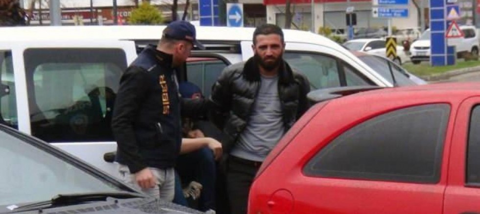 Depremzede vatandaşları dolandırdı