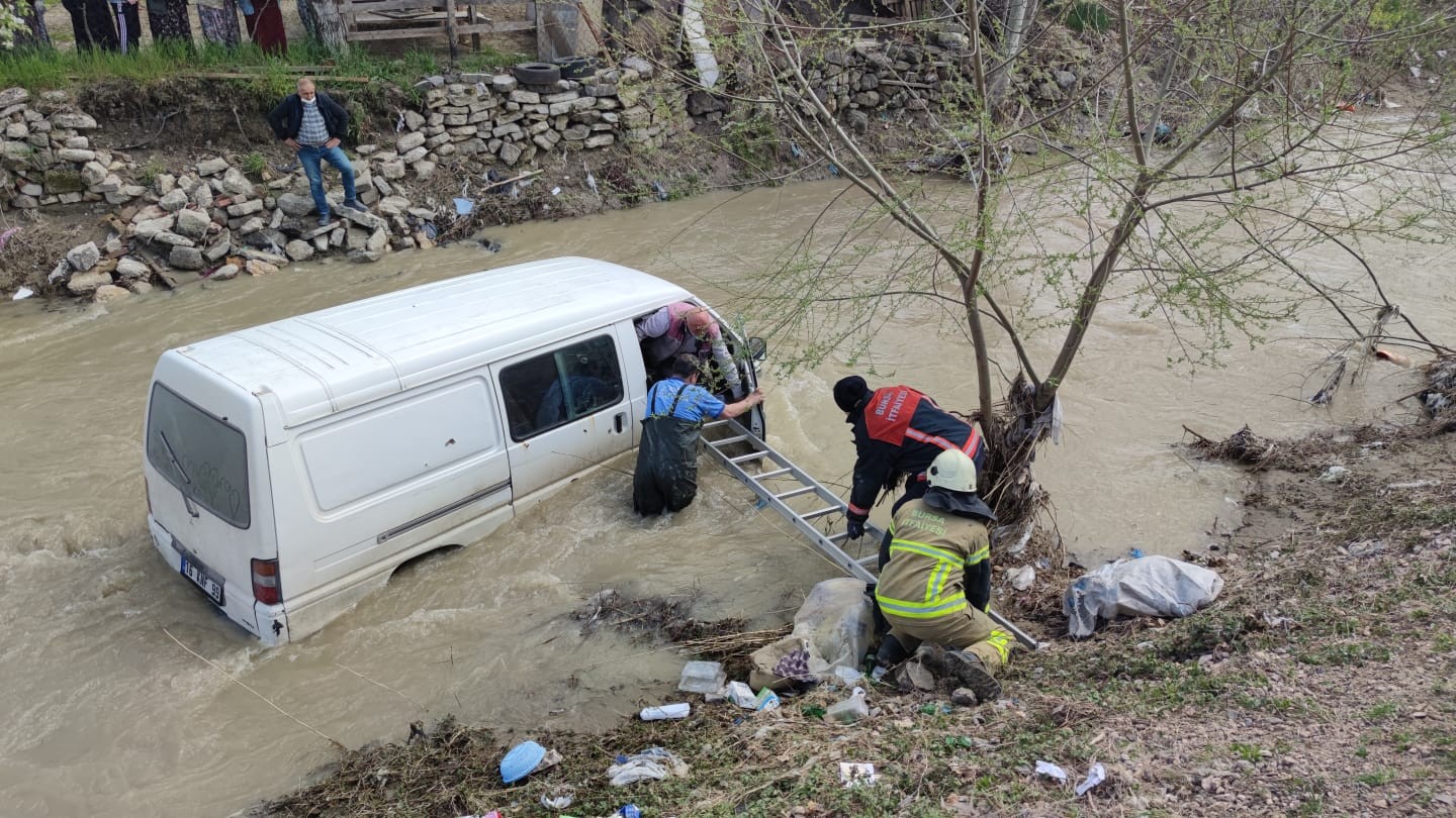 Dereye Uçan Araçtan İtfaiye Ekipleri Kurtardı