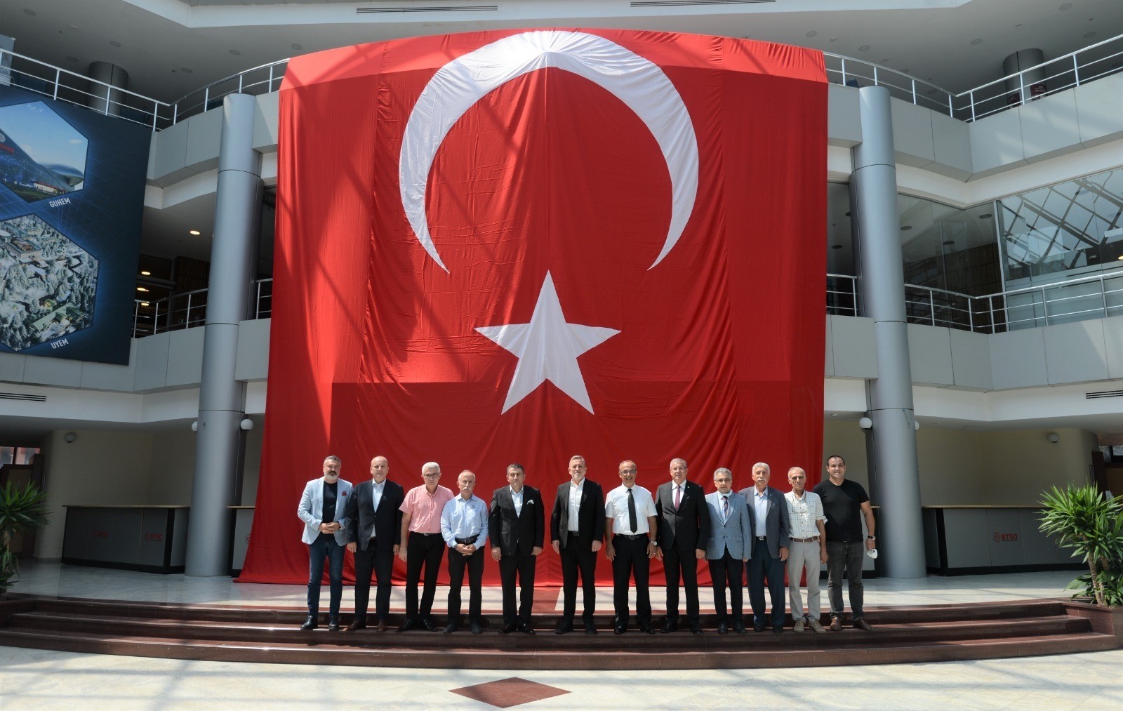 Dev Bayrak Btsoda Dalgalanacak