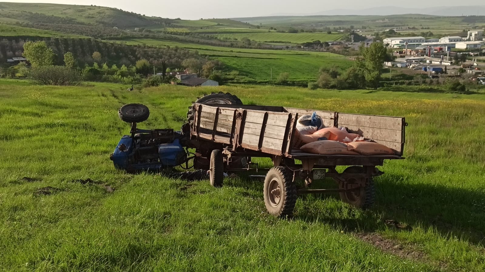 Devrilen Traktörün Altında Kalarak Can Verdi