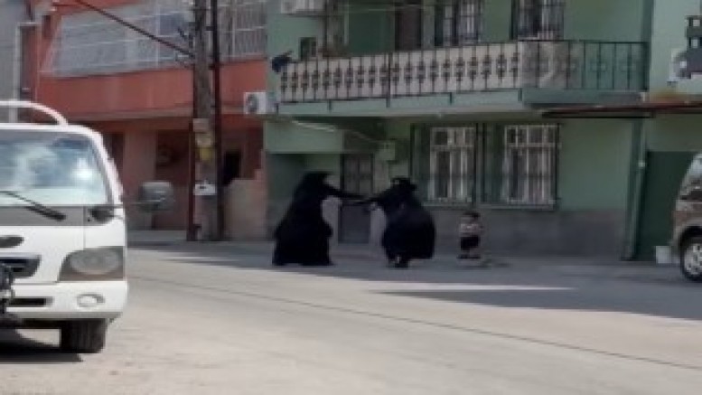 Dilenci kadınların terlikli, çantalı ’yer’ kavgası kamerada