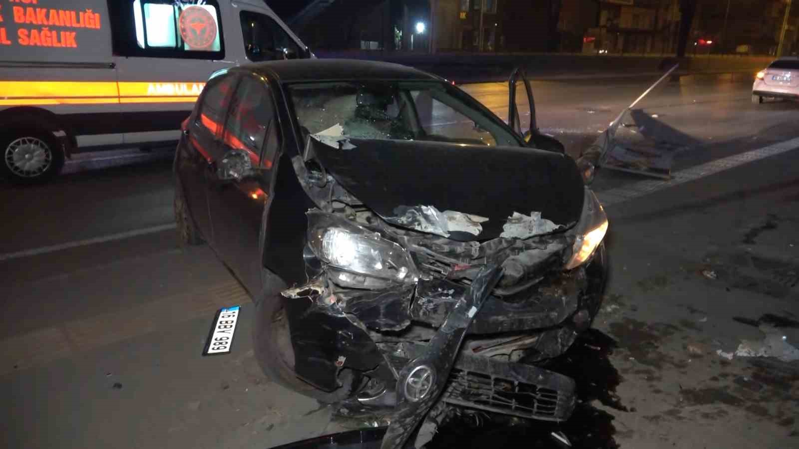 Direksiyon Hakimiyetini Kaybetti, 2 Araca Ve Direğe Çarparak Durabildi