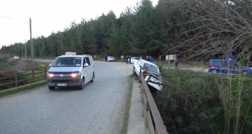 Direksiyon Hakimiyetini Kaybetti Köprüde Asılı Kaldı