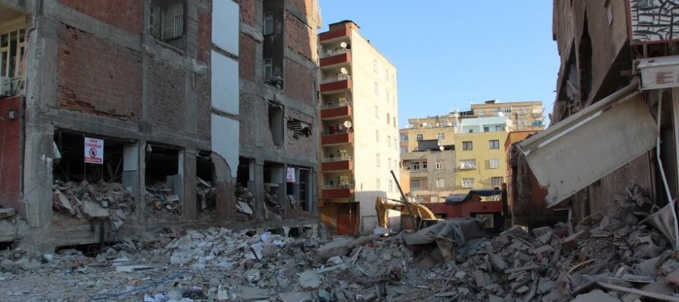Diyarbakır’da 2 müteahhit yaptıkları binanın enkazında hayatını kaybetti