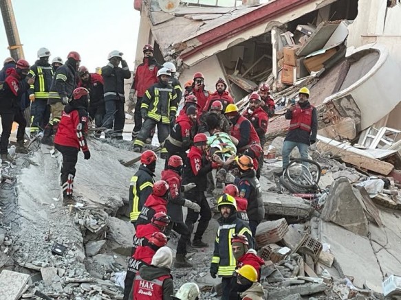 Diyarbakır'da 7 yaşındaki Beşir, 81 saat sonra enkazdan sağ çıkarıldı