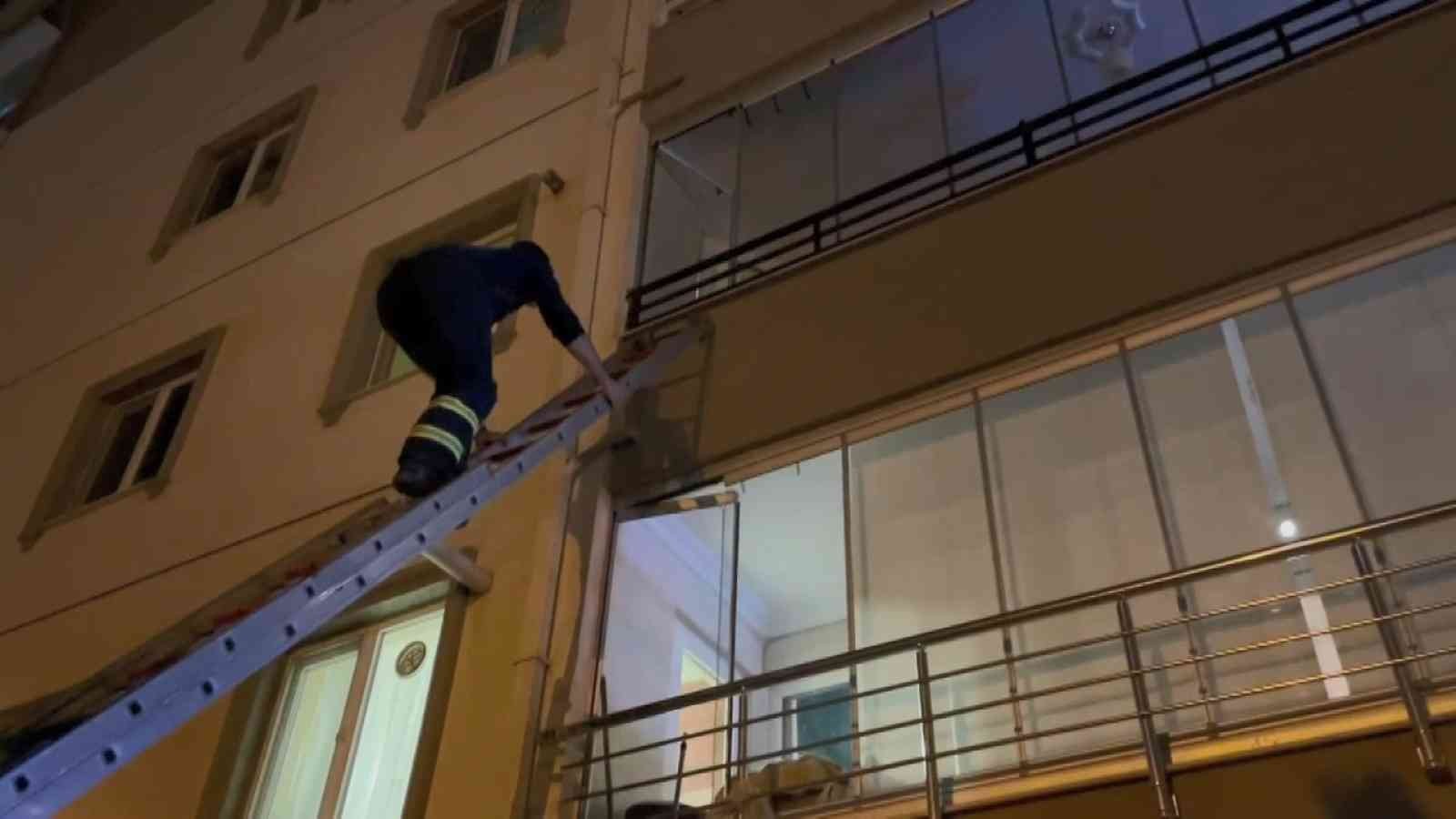 Dolabın Altında Kaldı, İtfaiye Merdivenle Balkondan Girip Kurtardı