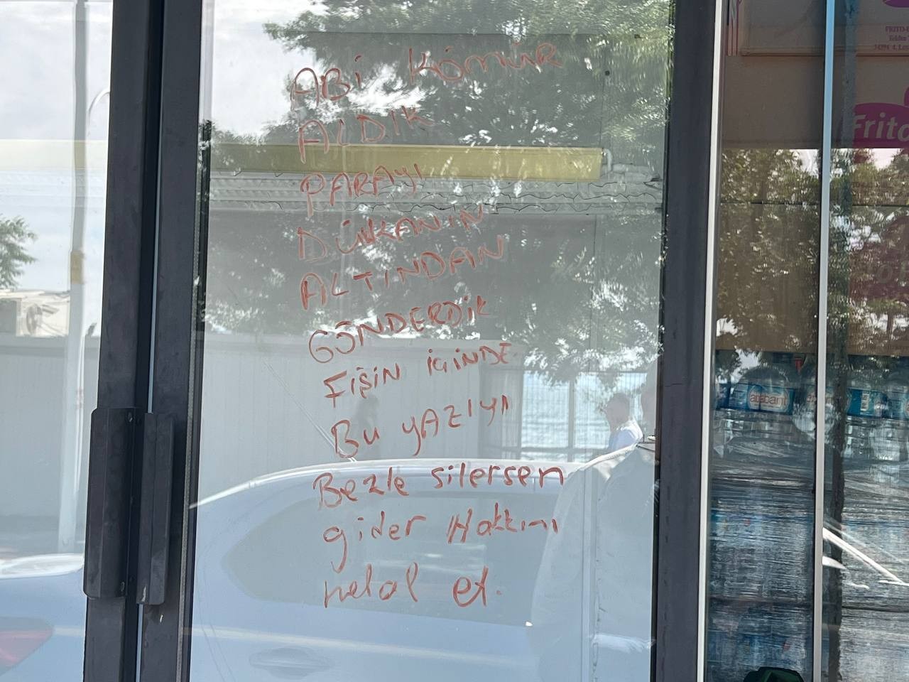 Dolabın Camına Yazılan Mesaj Şoke Etti