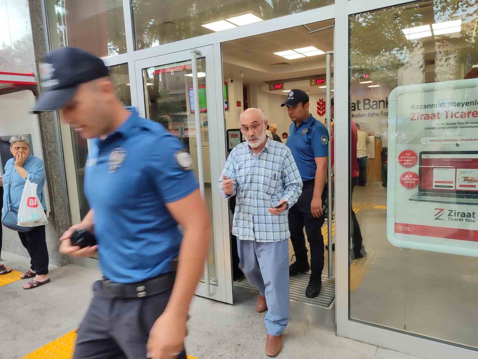 Dolandırılmak Üzere Olan Yaşlı Adamı Banka Görevlileri İkna Edemedi, Polis İkna Etti