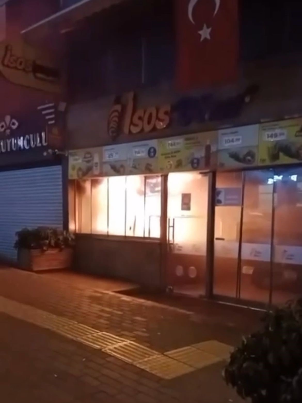 Dönerci Dükkanı Alev Alev Yandı, Bina Sakinleri Panik Dolu Anlar Yaşadı